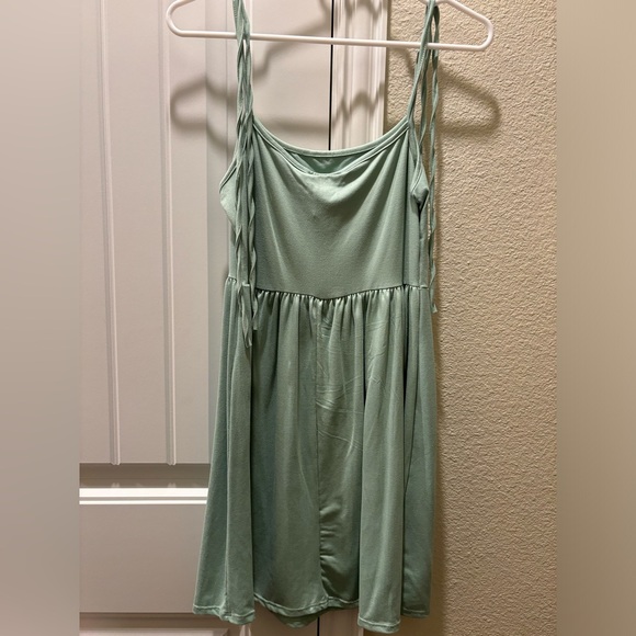 green dress - Picture 2 of 3
